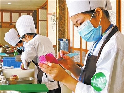 珠海市各大職業(yè)院校、技工院校積極貫徹&ldquo;產(chǎn)業(yè)第一&rdquo;決策部署 職業(yè)教育與產(chǎn)業(yè)需求實現(xiàn)&ldquo;同頻共振&rdquo;